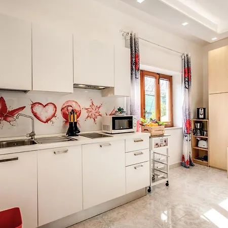 Casa Lolla, A Red Rose In * סורנטו